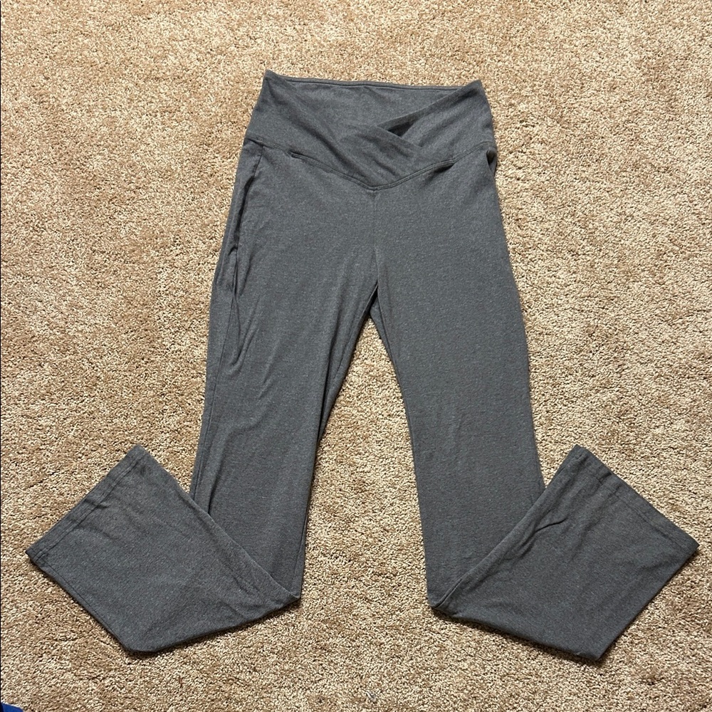 SO Crossover Gray Flare Leggings
